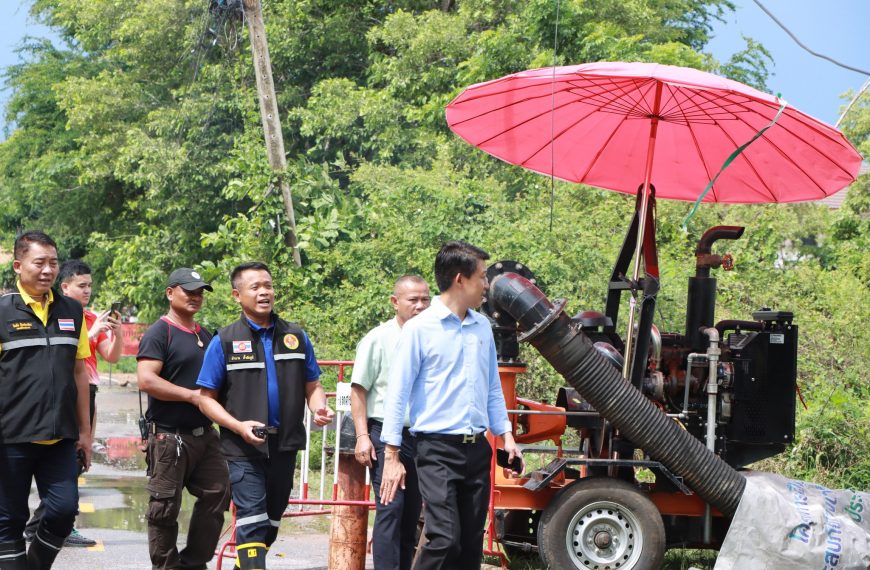 นายกเทศมนตรีเมืองมหาสารคาม พร้อมด้วยคณะผู้บริหาร และเจ้าหน้าที่ที่เกี่ยวข้อง ออกสำรวจระดับน้ำ ตรวจสอ…